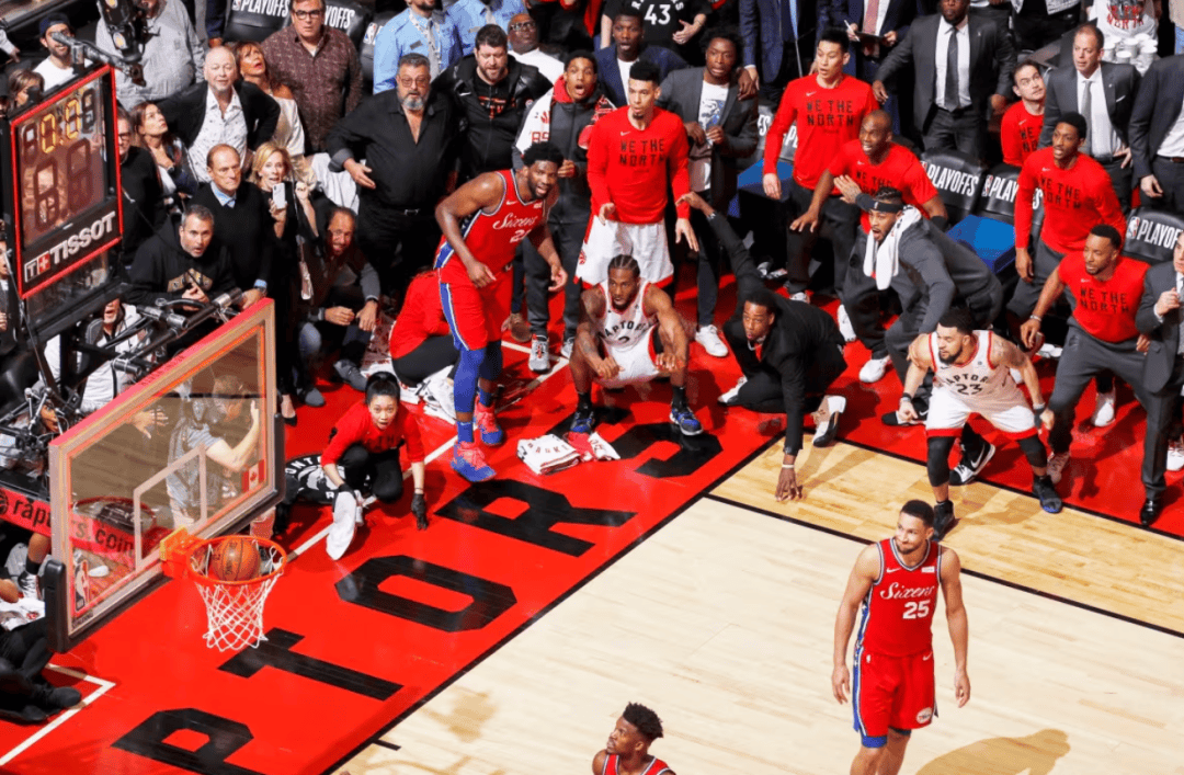 76人球星三分绝杀，全场观众热烈欢呼，结果.