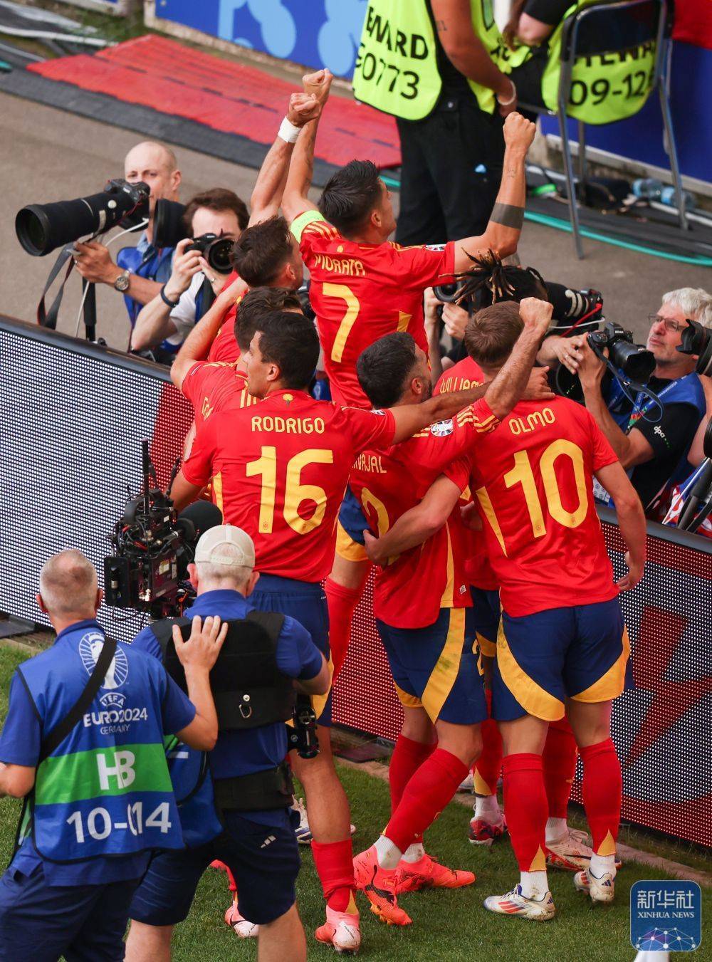 九游平台登录德约科维奇新星晋级下一阶段表现突出，西班牙队前途光明！